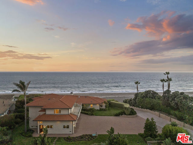 29821 Pacific Coast Highway, Malibu CA: https://media.crmls.org/mediaz/75412909-d189-4e17-97f8-0aaa2fbd21b6.jpg