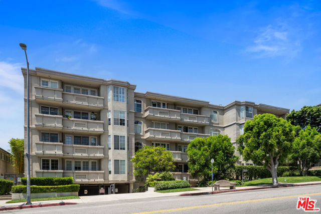 575 S Barrington Avenue, Los Angeles CA: https://media.crmls.org/mediaz/75430d55-2a5a-4e1e-b595-f7562e815fbe.jpg