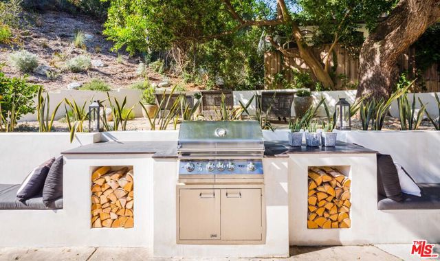 3279 LEDGEWOOD Drive, Los Angeles CA: https://media.crmls.org/mediaz/75431491-c2a3-420d-93ac-ac76fa996adb.jpg
