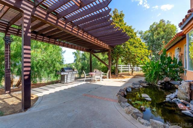 15091 Chemise Creek Rd, Ramona CA: https://media.crmls.org/mediaz/75435271-641b-49de-aa99-81f01c9ab5a9.jpg