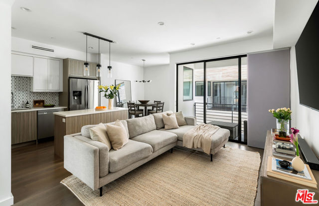 5154 W Redondo Court, Los Angeles CA: https://media.crmls.org/mediaz/75459bae-e43f-4d27-a3fa-25290627d44e.jpg