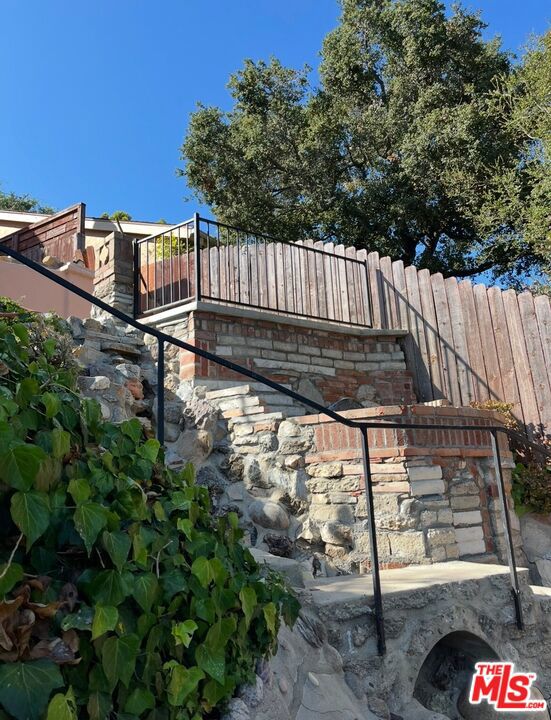 651 Erskine Drive, Pacific Palisades CA: https://media.crmls.org/mediaz/7545dbbd-05b6-43aa-a94a-0889082a8ee4.jpg