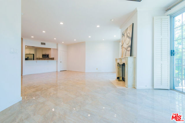 458 N Oakhurst, Beverly Hills CA: https://media.crmls.org/mediaz/7547dd37-7f84-41f6-abbe-6b7cfa1e1306.jpg