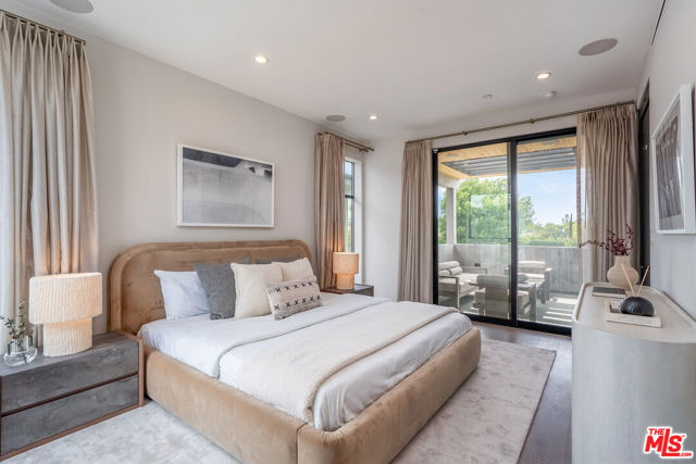 4427 Studio Place, Studio City CA: https://media.crmls.org/mediaz/75485122-e005-4951-9876-1819d92e1f79.jpg