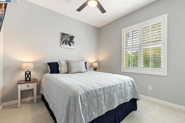 1050 Clear Lake Dr, Oakley CA: https://media.crmls.org/mediaz/7549099e-b929-4d9a-bafa-1c5714122357.jpg