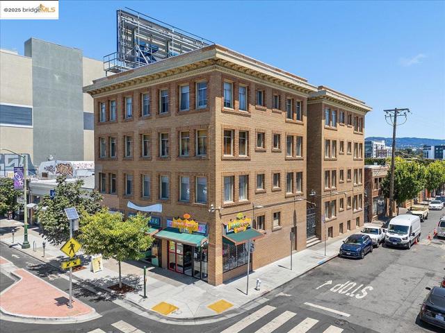 498 25th Street, Oakland CA: https://media.crmls.org/mediaz/754a9504-41a4-4a36-922c-38b7e6fa6b5f.jpg