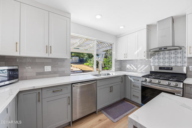 952 Carefree Drive, Simi Valley CA: https://media.crmls.org/mediaz/754b607f-a575-4540-9570-8be438857065.jpg