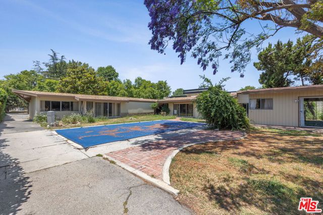 8400 Encino Avenue, Northridge CA: https://media.crmls.org/mediaz/754b6866-20b2-42ab-a239-9906d9425d86.jpg