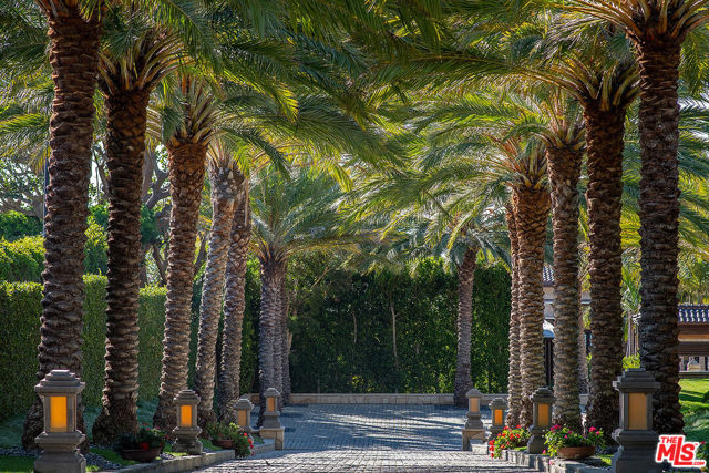 24834 Pacific Coast Highway, Malibu CA: https://media.crmls.org/mediaz/754cbfd6-a853-4bc8-b3e6-4d40cccc0700.jpg