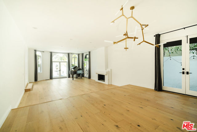 609 21st Place, Santa Monica CA: https://media.crmls.org/mediaz/754dc1af-e512-4af5-9260-19ee993be792.jpg
