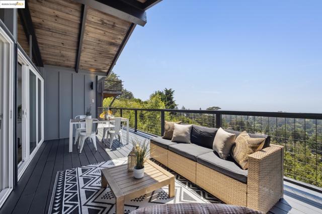 5920 Ascot Dr, Oakland CA: https://media.crmls.org/mediaz/754e6a89-2606-4f9b-8364-7235a5c1a76b.jpg