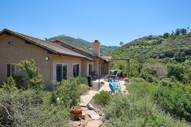 2021 Willow Glen Road, Fallbrook CA: https://media.crmls.org/mediaz/754f36e4-f7a7-46da-9d32-75e76da400f7.jpg
