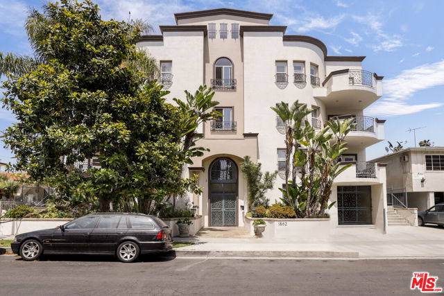 1862 S Bentley Avenue, Los Angeles CA: https://media.crmls.org/mediaz/75501f54-6348-4da2-8556-cda41db953eb.jpg