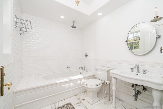 5 Rolling View Lane, Fallbrook CA: https://media.crmls.org/mediaz/75504281-0948-461a-9c24-f6958d3ababe.jpg