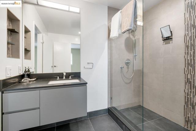 8711 Mountain Blvd, Oakland CA: https://media.crmls.org/mediaz/75504fdf-70c2-4c1f-8d43-44b98647a7d5.jpg