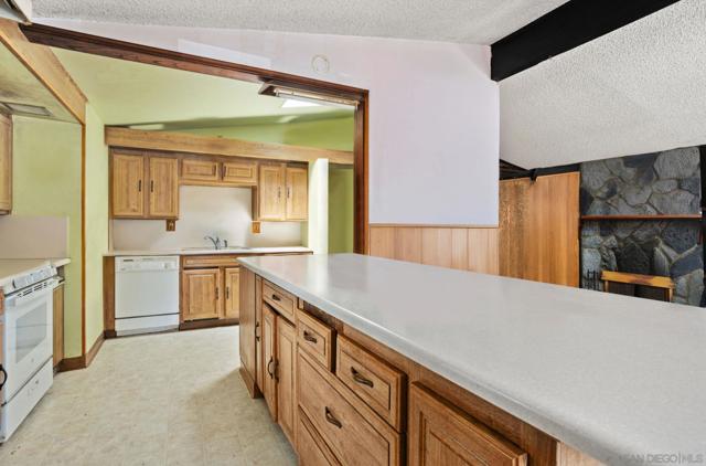 252 Santa Clara Dr, Vista CA: https://media.crmls.org/mediaz/7550fa6e-f930-423e-837f-db69eb859f66.jpg