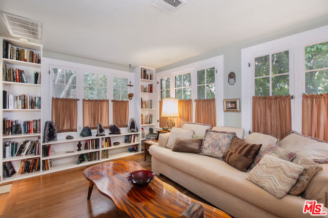13384 Contour Drive, Sherman Oaks CA: https://media.crmls.org/mediaz/75516742-6c88-4bd1-906d-ee8bed2e0e7d.jpg