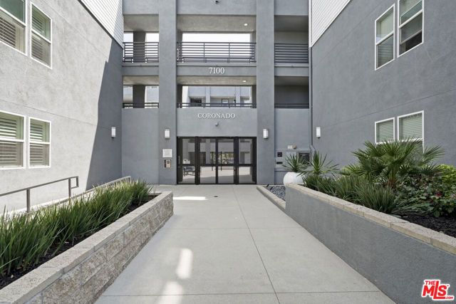 7100 Playa Vista Drive, Playa Vista CA: https://media.crmls.org/mediaz/755185ef-371e-4a59-9d98-0ca76dddd706.jpg