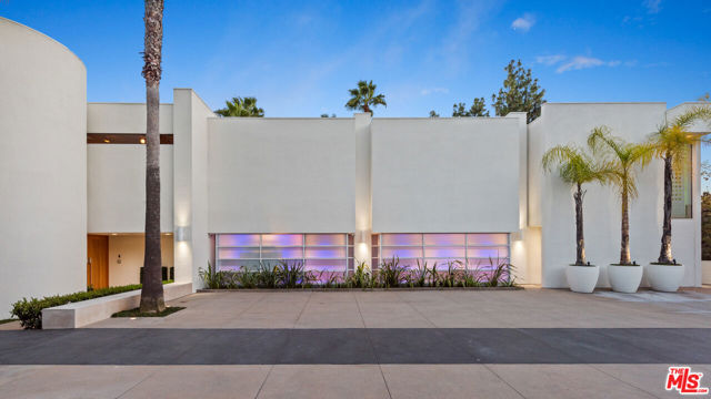 300 N San Rafael Avenue, Pasadena CA: https://media.crmls.org/mediaz/7551f888-ae36-4952-b079-8d8e2b6f89d4.jpg