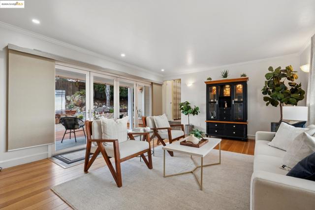 1034 Navellier St, El Cerrito CA: https://media.crmls.org/mediaz/75529580-697d-4428-a838-75a4b79a7531.jpg