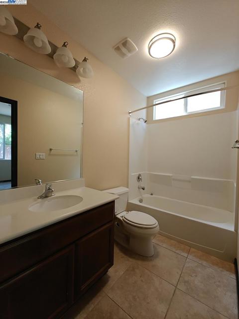 7283 Abbey Dr, Vallejo CA: https://media.crmls.org/mediaz/75550332-79eb-423b-b37d-1eb241279c1d.jpg