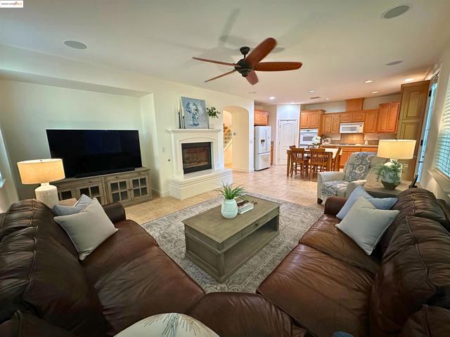 1327 Remington Ct, Tracy CA: https://media.crmls.org/mediaz/75552059-4630-480f-b4a8-3d2b190da87f.jpg