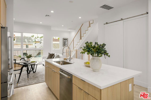 1248 Lodi Place, Los Angeles CA: https://media.crmls.org/mediaz/75557ff2-abaa-476c-8798-9607c9c5f56b.jpg