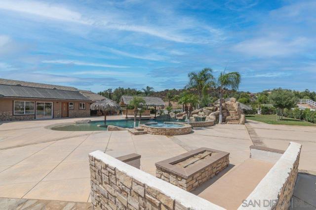 Image 32 of 75 For 37789 Avenida La Cresta