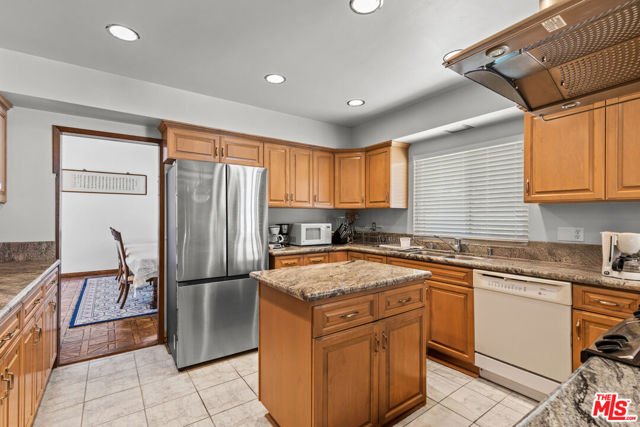 1181 Somera Road, Los Angeles CA: https://media.crmls.org/mediaz/7556625d-e325-4baf-a65f-3b7d042ee91b.jpg