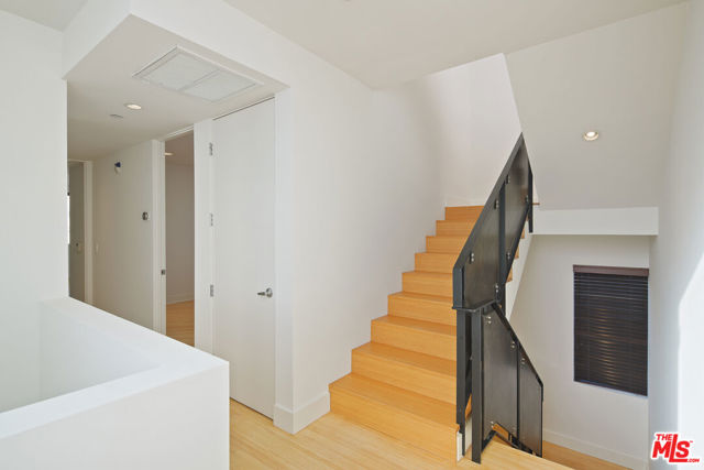 43 Ozone Avenue, B photo 25