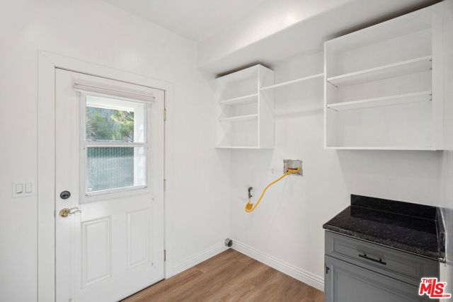 17805 Erwin Street, Encino CA: https://media.crmls.org/mediaz/75576504-0bdf-49ea-98e4-6717af04e69d.jpg
