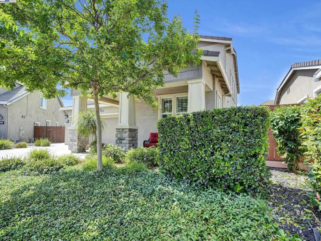 582 Pasture Ave