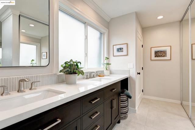 2 Cavendish Ln, Piedmont CA: https://media.crmls.org/mediaz/75585527-c6ea-4738-8b2a-a509892b56d1.jpg