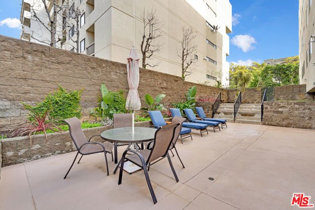 321 N Oakhurst Drive, Beverly Hills CA: https://media.crmls.org/mediaz/7559886d-b40f-45d8-a27b-7fc6b7a4abea.jpg