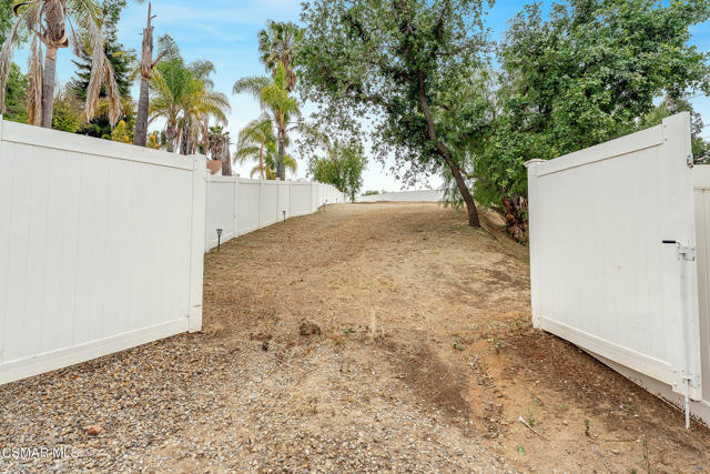 566 Rancho Road, Thousand Oaks CA: https://media.crmls.org/mediaz/75598dd7-86f1-482d-8d33-edfefb8da019.jpg