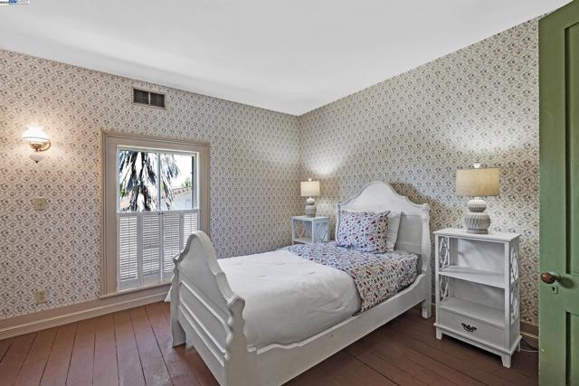2211 College Avenue, Livermore CA: https://media.crmls.org/mediaz/755a4d63-1c34-40d0-b3a7-b7ba721ca60f.jpg