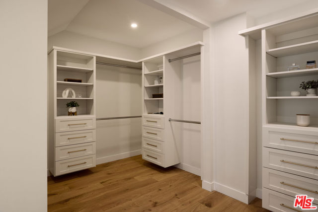 5271 Woodlake Avenue, Woodland Hills CA: https://media.crmls.org/mediaz/755a5937-7972-45fe-bef6-93ef86be624a.jpg