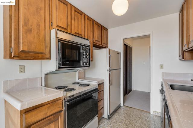 5177 Diamond Heights BLVD, San Francisco CA: https://media.crmls.org/mediaz/755a6415-83de-4c6f-80b7-28b8a397a3e4.jpg