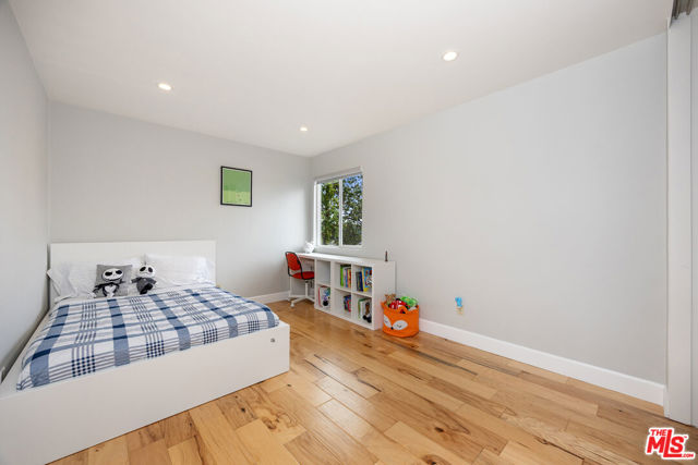 22518 Jameson Drive, Calabasas CA: https://media.crmls.org/mediaz/755c4614-70b6-4630-a50b-274466fae9fa.jpg