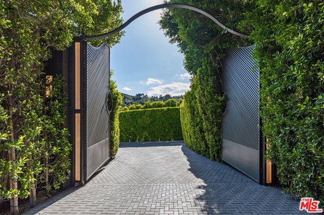 2571 Wallingford Drive, Beverly Hills CA: https://media.crmls.org/mediaz/755c650b-8b44-494d-b09a-61790c76fbdd.jpg