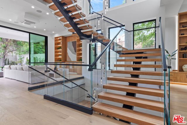 4535 Haskell Avenue, Encino CA: https://media.crmls.org/mediaz/755cdf0a-4b36-4d23-8262-6b58ac776a07.jpg