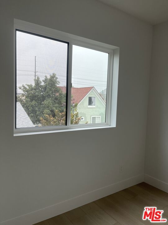 212 E 29th Street, Los Angeles CA: https://media.crmls.org/mediaz/755d13e3-2243-4f21-944e-9ac03b581776.jpg