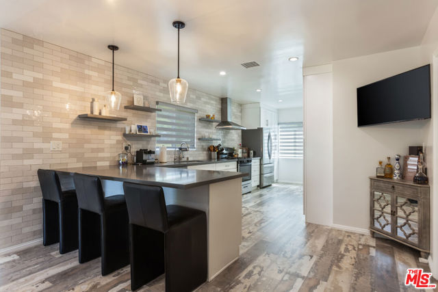 10315 Fairgrove Avenue, Tujunga CA: https://media.crmls.org/mediaz/755d437c-07ae-4999-80b0-bb95c514320f.jpg
