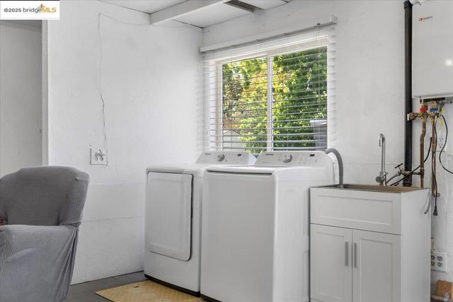 3148 Sylvan Ave, Oakland CA: https://media.crmls.org/mediaz/755d73f4-096f-466b-8cfd-25441909cc8f.jpg