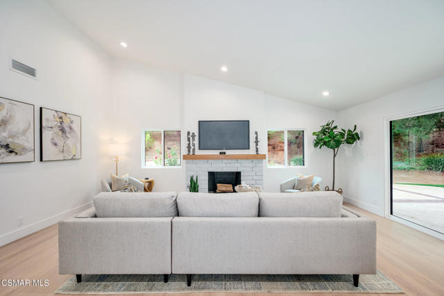 674 Lautrec Court, Thousand Oaks CA: https://media.crmls.org/mediaz/755df7df-895d-4f05-8e08-517cad88b74b.jpg