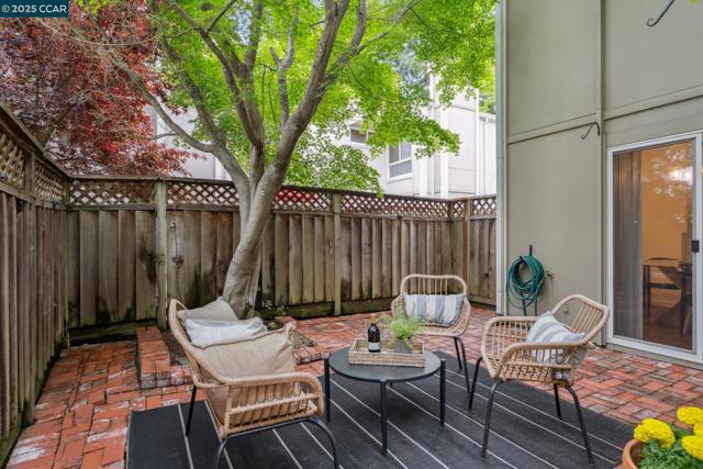 136 Garden Creek Pl, Danville CA: https://media.crmls.org/mediaz/755f0ea6-d67b-40b0-85fe-9720806a299e.jpg