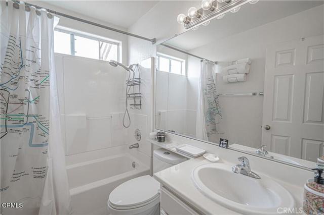 5110 Downwind Way, Oxnard CA: https://media.crmls.org/mediaz/755f4ceb-d79b-4ff3-8f55-9d1d3a285b43.jpg