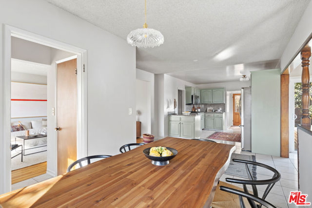 4242 Grand View Boulevard, Los Angeles CA: https://media.crmls.org/mediaz/75603960-06e0-415c-85c7-c8ae69d22269.jpg