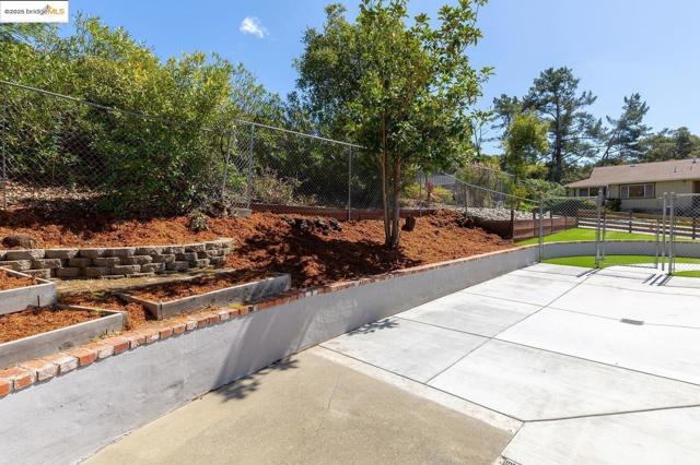 298 Elysian Fields DR, Oakland CA: https://media.crmls.org/mediaz/756075d5-ce5d-4e71-b878-feb9ccaaae95.jpg