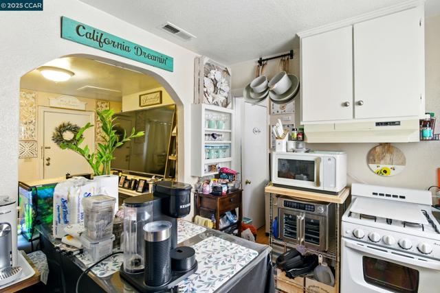 521 C St, Martinez CA: https://media.crmls.org/mediaz/7560ede1-d5d5-41f5-80cf-17cdc8f60ab3.jpg